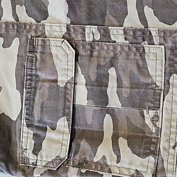 Savane cargo mens shorts. 6 pockets. Elastic waist on sides. Camo print. Size 40 - Picture 2 of 9